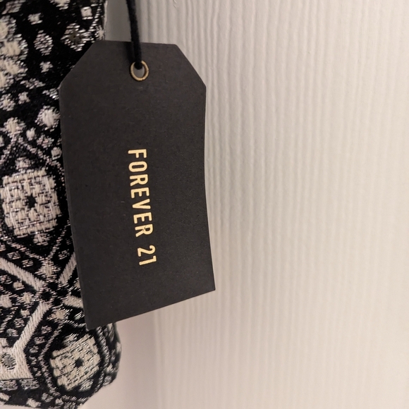 NWT - Forever 21 Women's Cropped Sleeveless Top - Picture 3 of 7